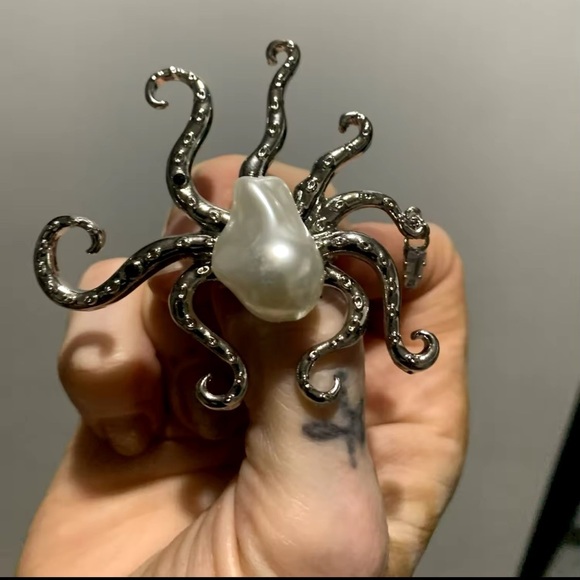 Octopus Statement Pearl Adjustable Ring - Picture 4 of 13